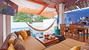 2-Bedroom French Villa with Pool 102 | Spiseområde på rommet