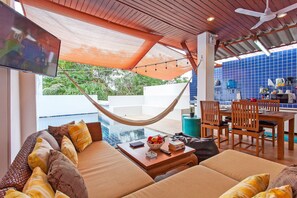 2-Bedroom French Villa with Pool 102 | Restauration dans la chambre