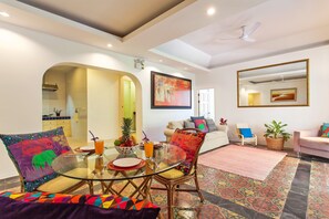 2-Bedroom Pearl Villa 101 | Wohnzimmer | 32-Zoll-Flachbildfernseher mit Kabelempfang, Fernseher