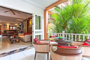 3-Bedroom Royal Villa Private Pool 105 | Terrasse/Patio