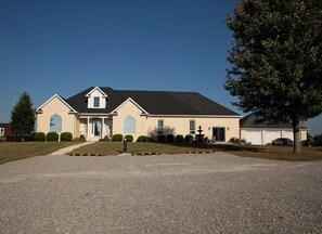 Exterior - Bluegrass Vineyard B&B, nestled next to the vineyard and winery (Smiths Grove)