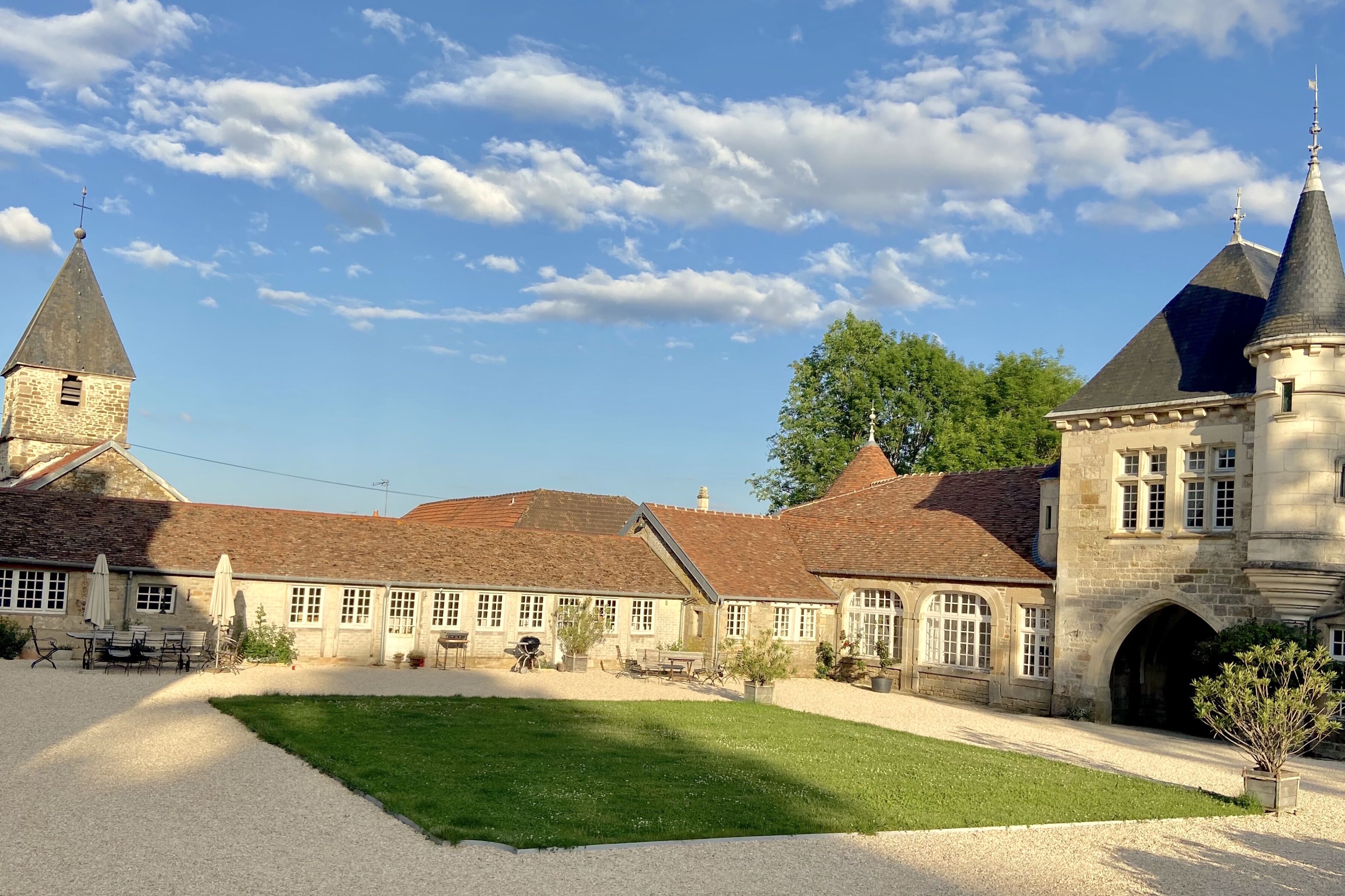 Annex to a 12th \/ 18th c. castle, recently restored, swimming pool, parc 