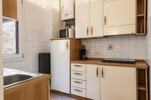 Apartment, 1 Schlafzimmer | Eigene Küche | Kühlschrank, Mikrowelle, Herdplatte, Wasserkocher mit Kaffee-/Teezubehör