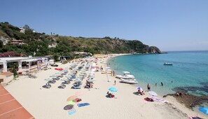 Privat strand, solstolar och parasoller