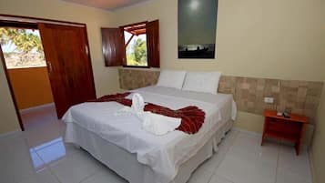 Minibar, escritorio, cortinas blackout y tabla de planchar con plancha