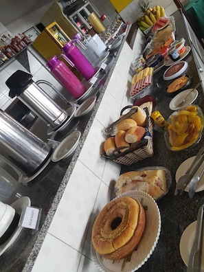 Free daily buffet breakfast - Pousada Mama Pereira (Japaratinga)