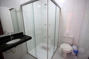 Ducha, artículos de tocador gratuitos, secador de pelo, toallas
