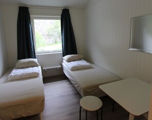 Habitación estándar con 2 camas individuales, baño compartido | 2 habitaciones, insonorización, wifi gratis y ropa de cama 