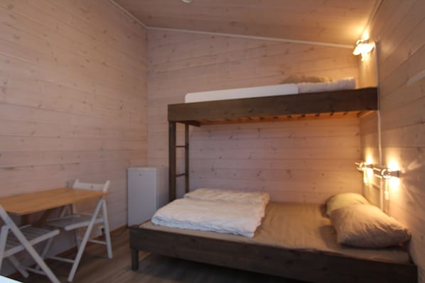 Habitación triple, baño compartido | 2 habitaciones, insonorización, wifi gratis y ropa de cama 