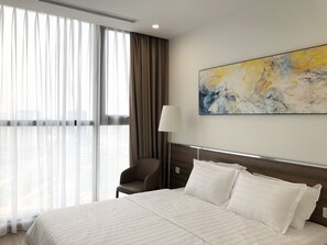 3 bedrooms, in-room safe, iron/ironing board, WiFi - Luxury Condotel 3BR/30F Vinhomes Skylake Keangnam  (Nam Tu Liem)