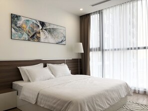 3 bedrooms, in-room safe, iron/ironing board, WiFi - Luxury Condotel 3BR/30F Vinhomes Skylake Keangnam  (Nam Tu Liem)