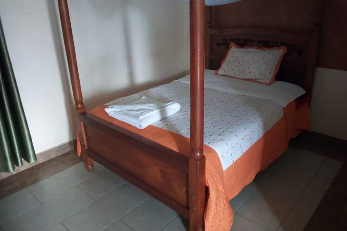 Tweepersoonskamer | Een bureau, gratis wifi, beddengoed