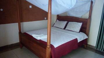 Double Room | Desk, free WiFi, bed sheets