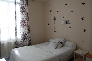 Dobbeltværelse | Arbejdsområde til bærbare computere, gratis Wi-Fi, sengetøj