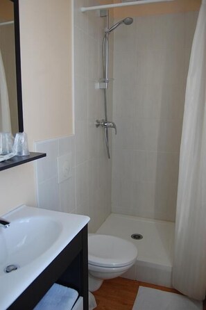 Double Room | Bathroom | Shower, free toiletries, hair dryer, towels - Le Corby (Chatellerault)