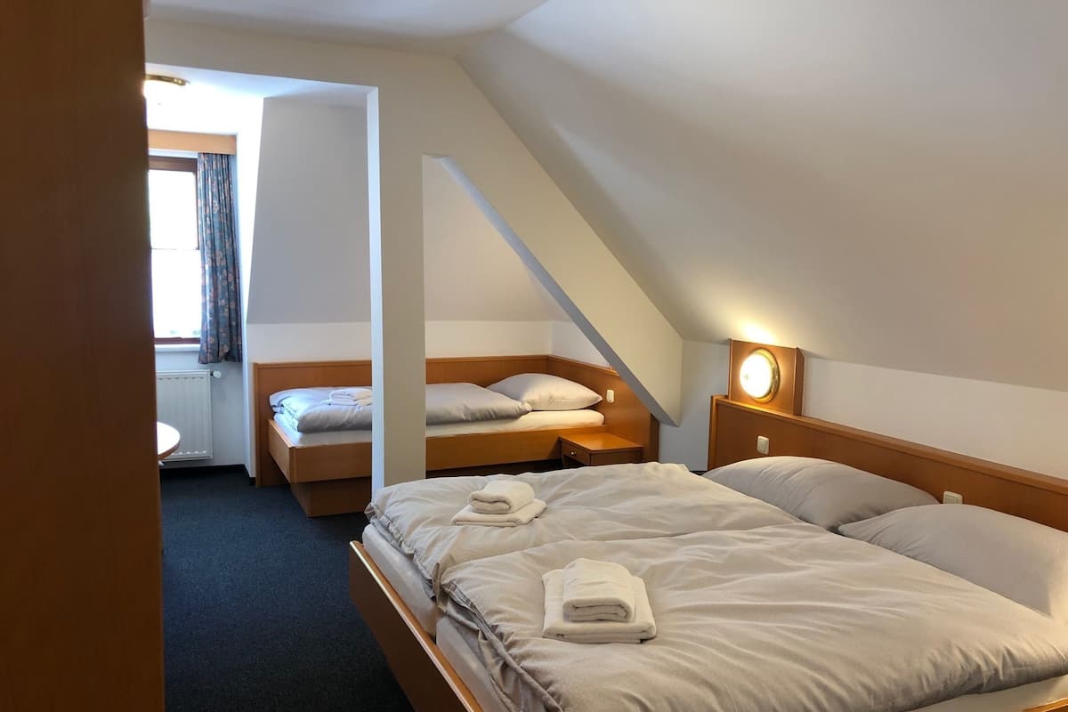 Triple Room | Desk, free WiFi, bed sheets
