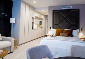 Studio (Pret a Porter) | Desk, blackout drapes, soundproofing, iron/ironing board - Voghe Premium Flats (Valencia)