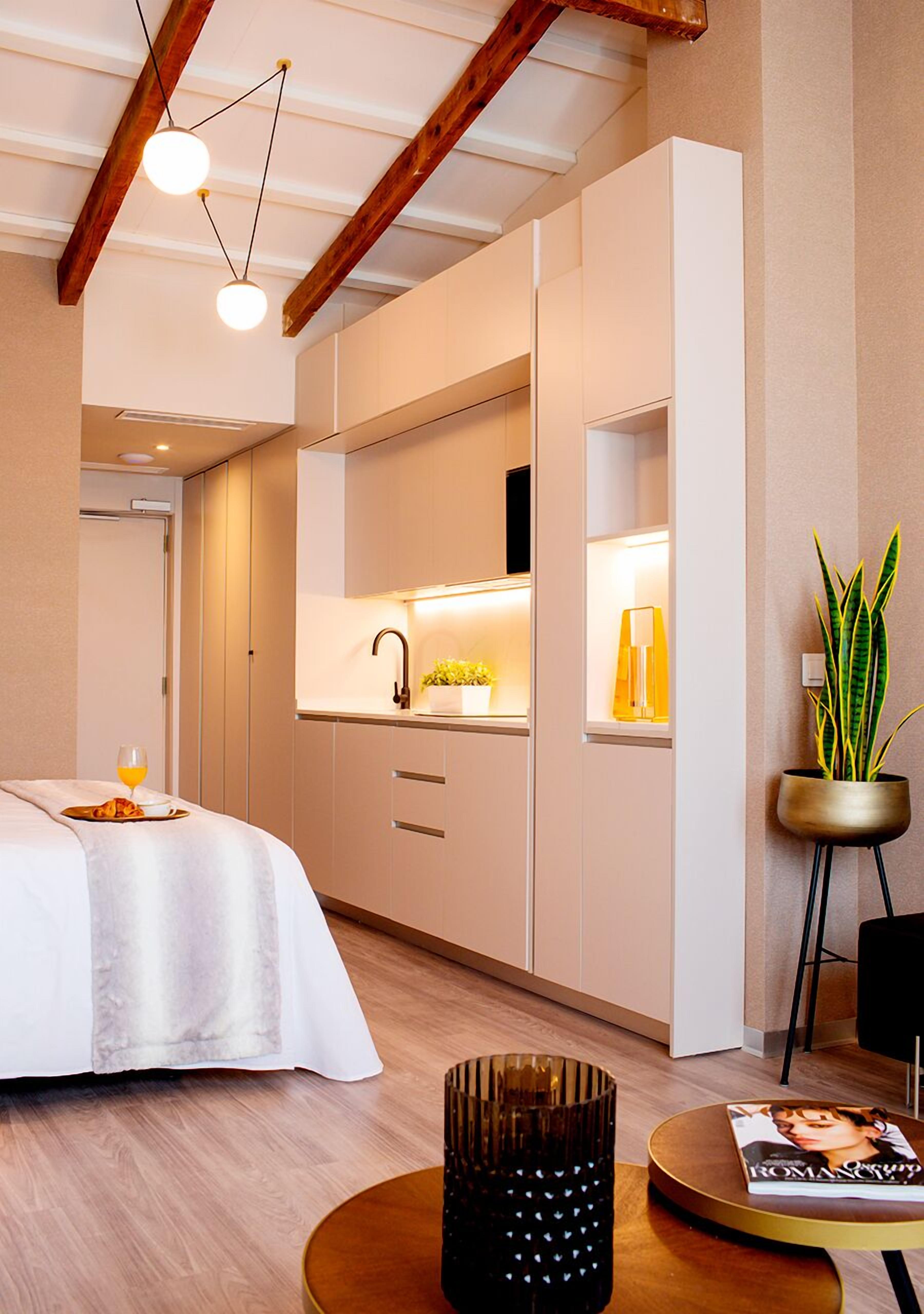 Studio (Pret a Porter) | Desk, blackout curtains, soundproofing, iron/ironing board