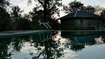Udendørs pool, åben fra kl. 08.00 til kl. 20.30, parasoller, liggestole