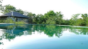 Kolam renang outdoor, dengan payung kolam renang dan kursi berjemur