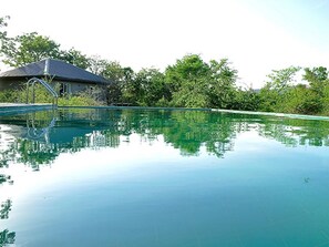 Utendørsbasseng, bassengparasoller og solsenger