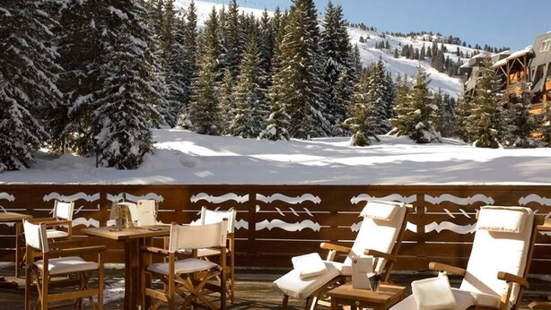 A wooden deck with outdoor seating, overlooking a snowy mountain landscape. - Résidence La Forêt Du Praz (Courchevel)