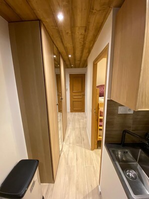 1 habitación, decoración personalizada y muebles diferentes 