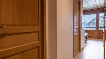 1 habitaciĂłn, decoraciĂłn personalizada y muebles diferentes