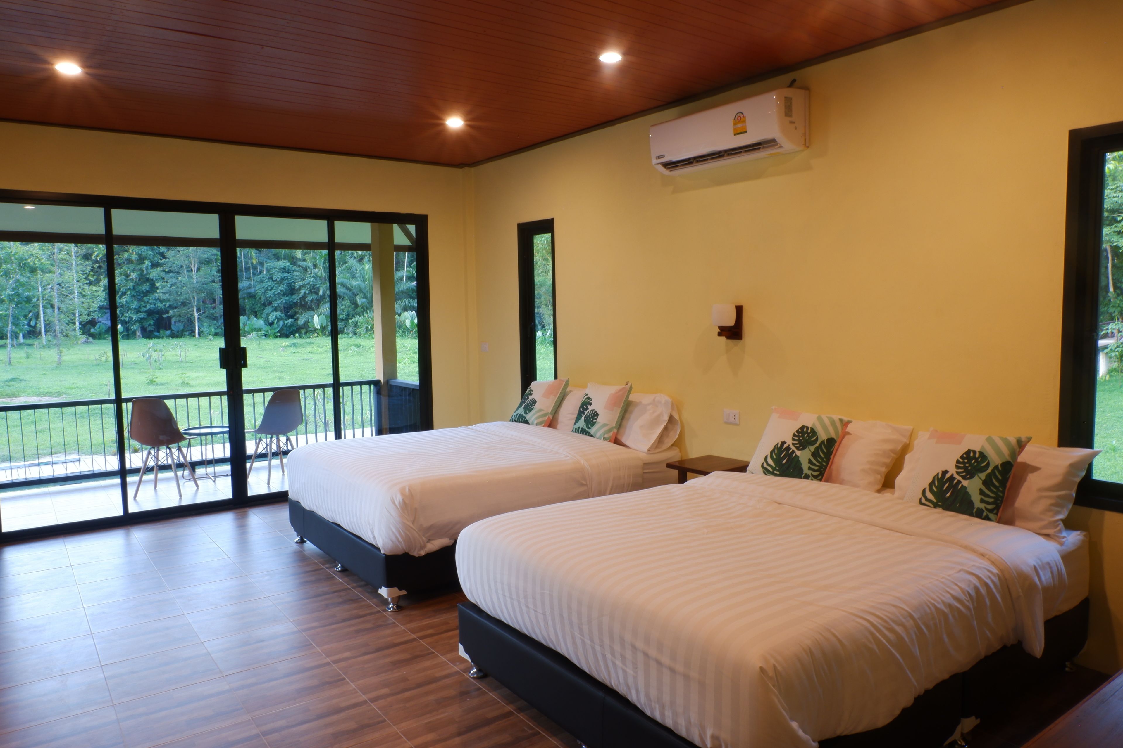 Family Bungalow | Desk, free WiFi, bed sheets