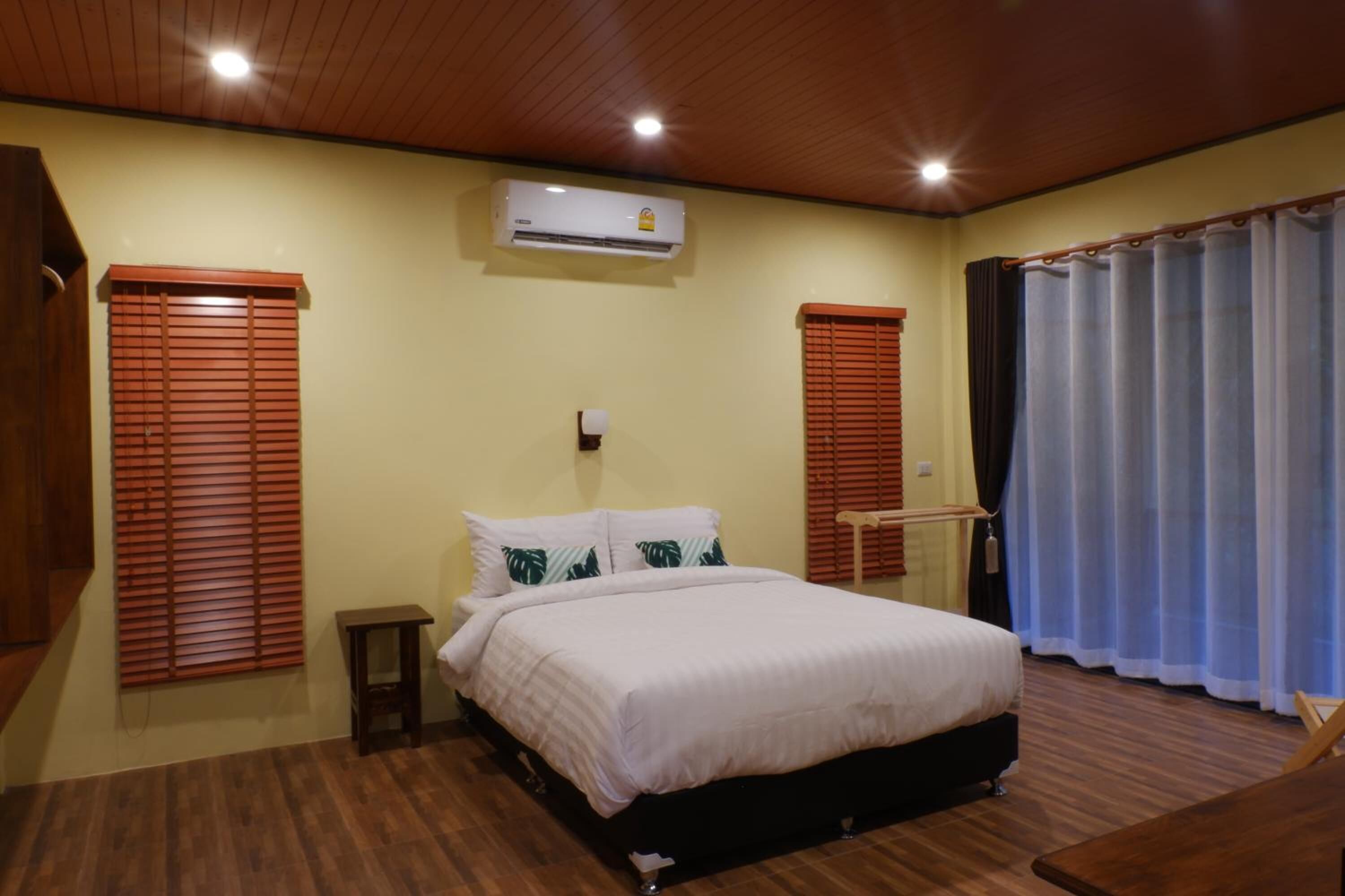 Desk, free WiFi, bed sheets