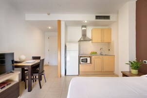 Basic Studio (2 people) | Blackout drapes, iron/ironing board, free cribs/infant beds, free WiFi