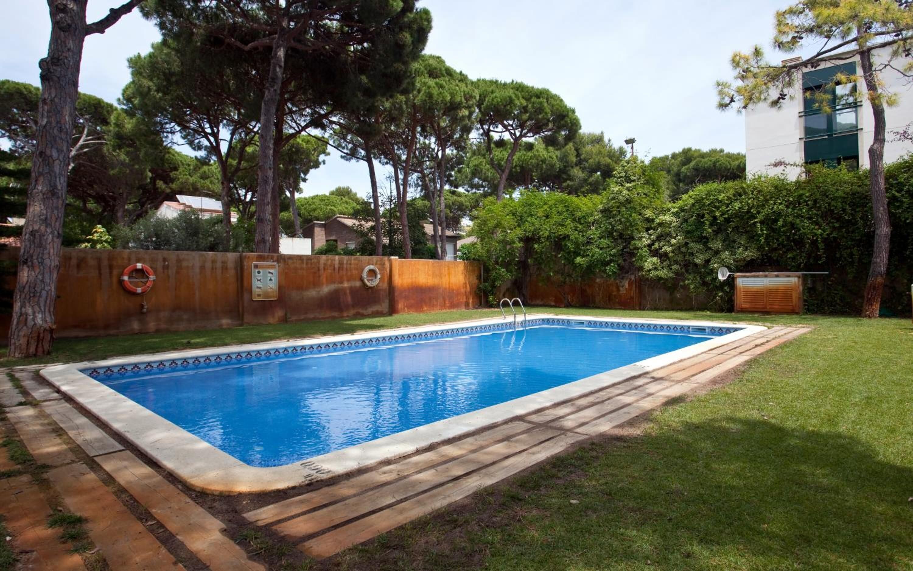 Een seizoensgebonden buitenzwembad