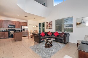 Hus (6 Bedrooms) | Opholdsområde | 43-tommers tv med kabelkanaler, spillekonsol, bordtennisbord