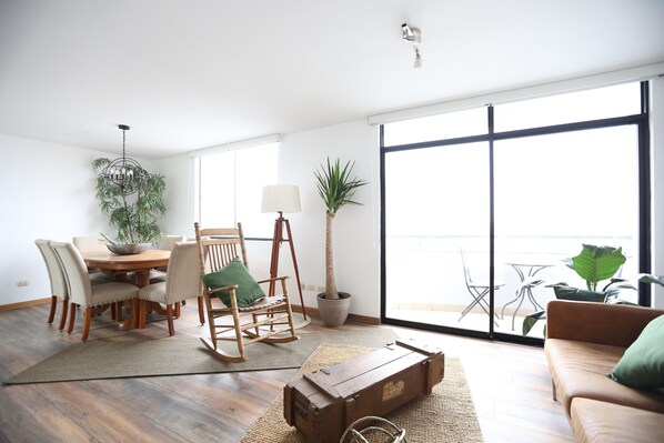 Appartement, 3 chambres | Coin séjour | TV connectée de 45 pouces avec chaînes par câble, télévision