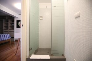 Apartment | Badezimmer | Dusche, Regendusche, Haartrockner, Handtücher
