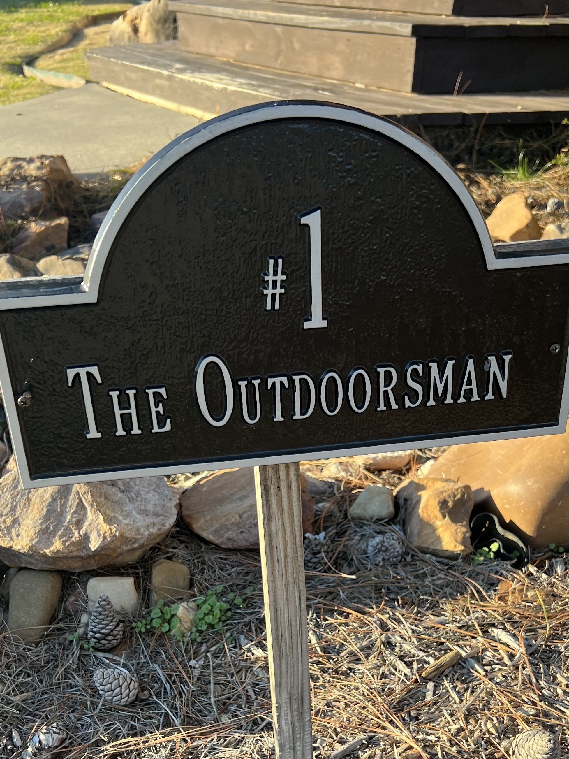 Une enseigne portant le texte « The Outdoorsman » et le numéro « #1 ».