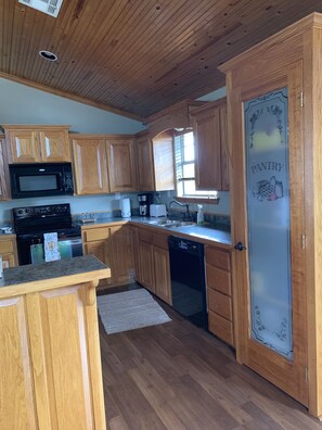 Fridge, microwave, oven, stovetop - The Outdoorsman at Homes on Holiday (Ardmore)