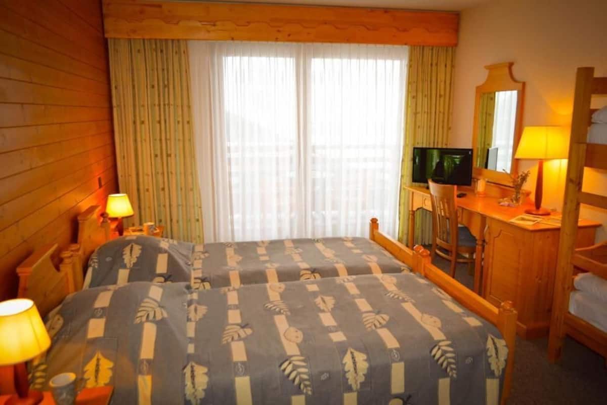 Basic Double or Twin Room, Mountain View | Desk, blackout drapes, soundproofing, WiFi (free)