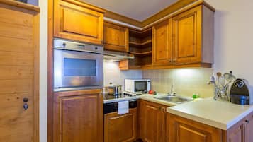 Apartment, Ensuite (Arc 1950) | Private kitchen | Full-size fridge, microwave, oven, stovetop