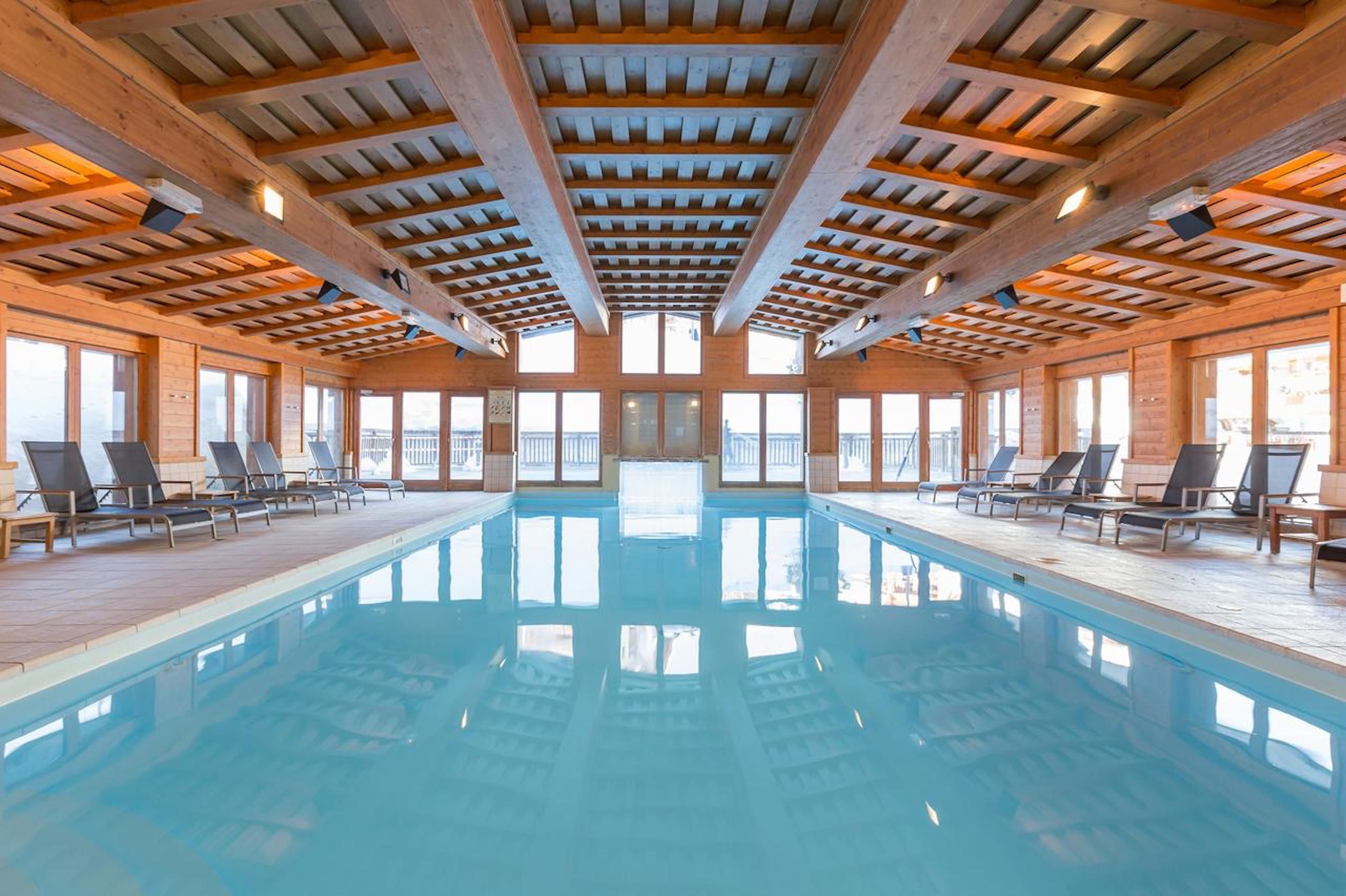 Piscine couverte, piscine extérieure (ouverte en saison)
