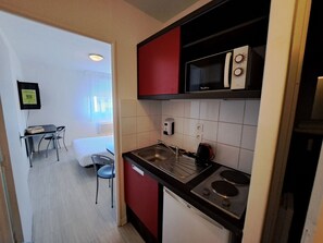 Desk, blackout drapes, soundproofing, iron/ironing board - Les Académies Aixoises (Aix-en-Provence)