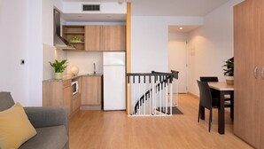 A modern apartment with a kitchen, dining area, and living space. - SG Costa BCN Apartments (Castelldefels)