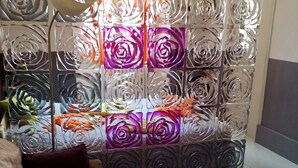 A room with a bed, a floor lamp, and a decorative wall with a floral pattern. - Beautiful studio center of Arbois (Arbois)