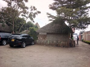Free self-parking - Serengeti Gardens Hotel (Nairobi)