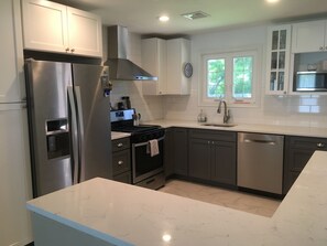 冷蔵庫、電子レンジ、オーブン、コンロ