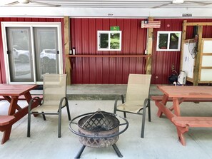 Outdoor dining - Tower Ridge Camp. A Cabin in Hoosier National Forest and near Lake Monroe. (Heltonville)