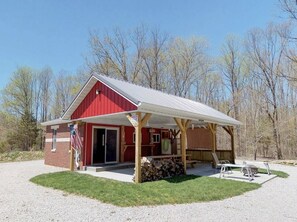 Terrace/patio - Tower Ridge Camp. A Cabin in Hoosier National Forest and near Lake Monroe.  (Heltonville)