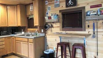 Een koelkast, een magnetron, een kookplaat