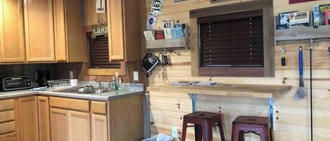 Kühlschrank, Mikrowelle, Herdplatte, Wasserkocher mit Kaffee-/Teezubehör