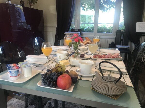 Free daily continental breakfast 